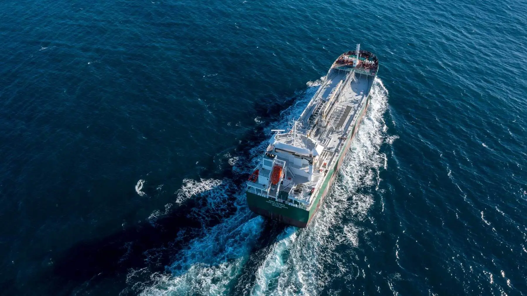El buque tanque BAHIA LEVANTE navegando, visto desde el aire